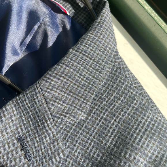 40 Reg Tommy Hilfiger Blazer. Blue/Black checkered (more blue tint than black) - Picture 4 of 5